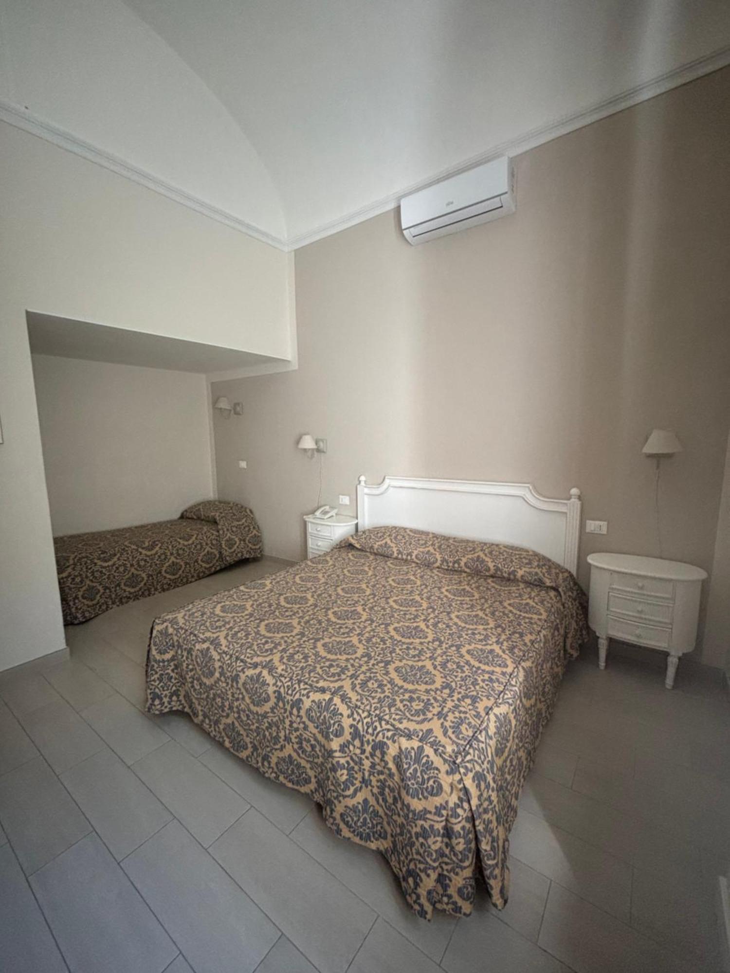 Villa Parisi Grand Hotel กัสตีลยอนเชลโล ภายนอก รูปภาพ
